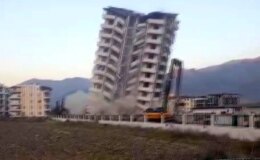 Depremin vurduğu Hatay’da ağır hasarlı bina kontrollü yıkıldı